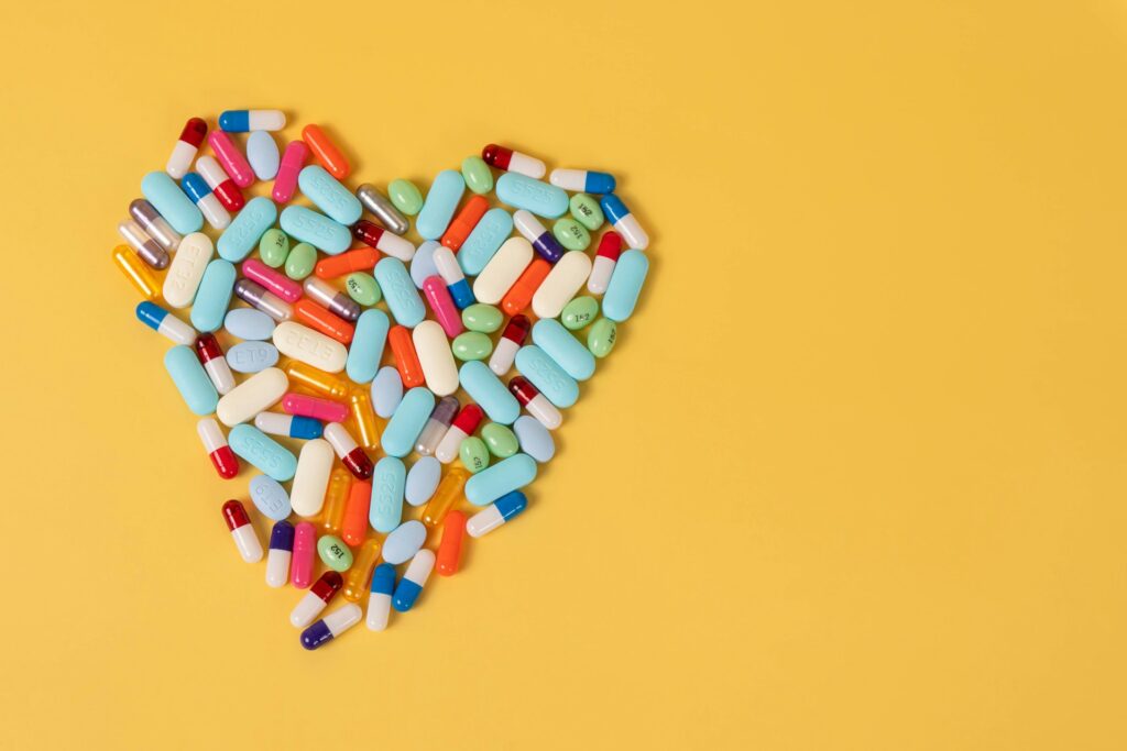 Capsule e compresse disposte a forma di cuore