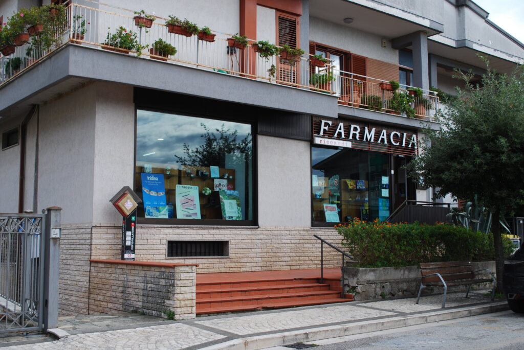 L'esterno della Farmacia Marenna in Via Roma a Gioia Sannitica