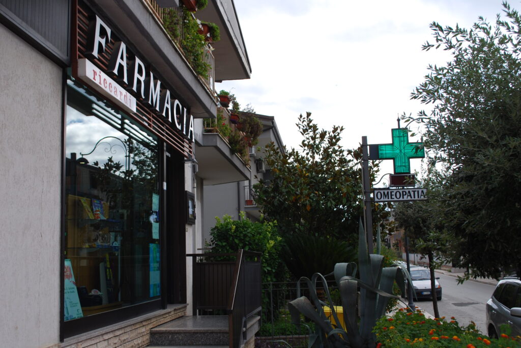 L'ingresso della Farmacia Marenna con l'insegna e la croce verde