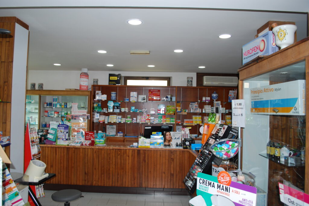 Il banco e gli scaffali all'interno della Farmacia Marenna
