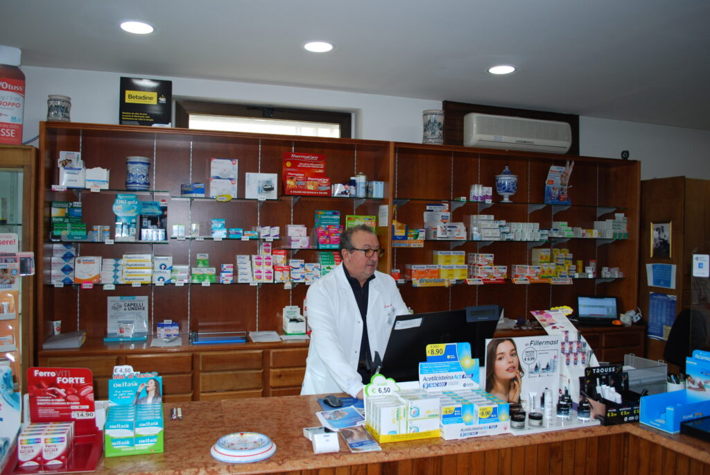 Un farmacista al lavoro al banco della Farmacia Marenna