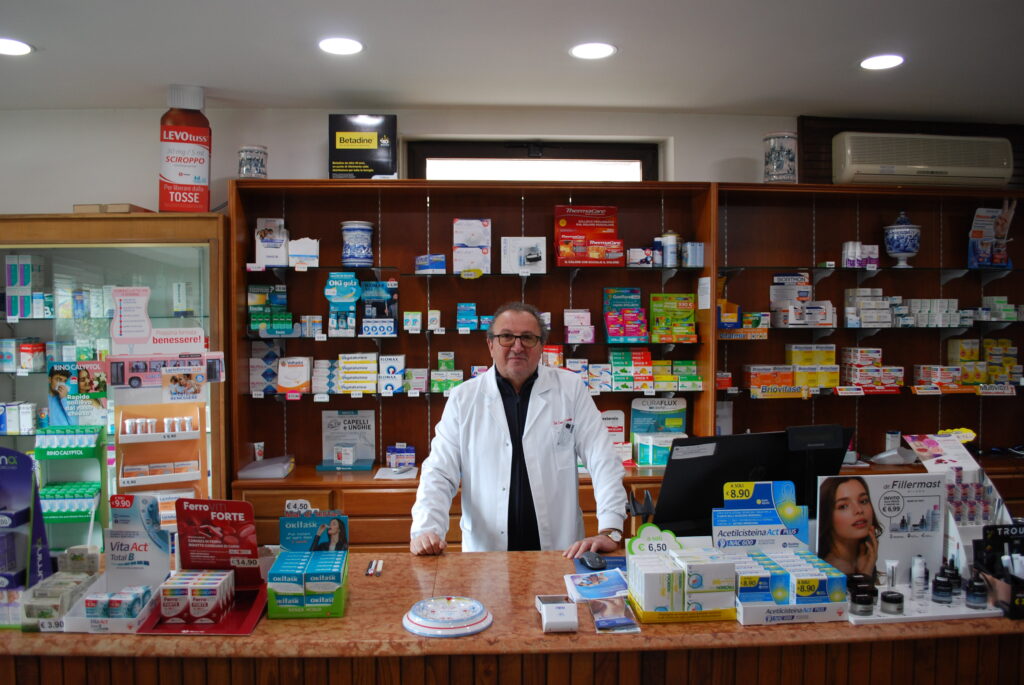 Il farmacista dietro il banco della Farmacia Marenna