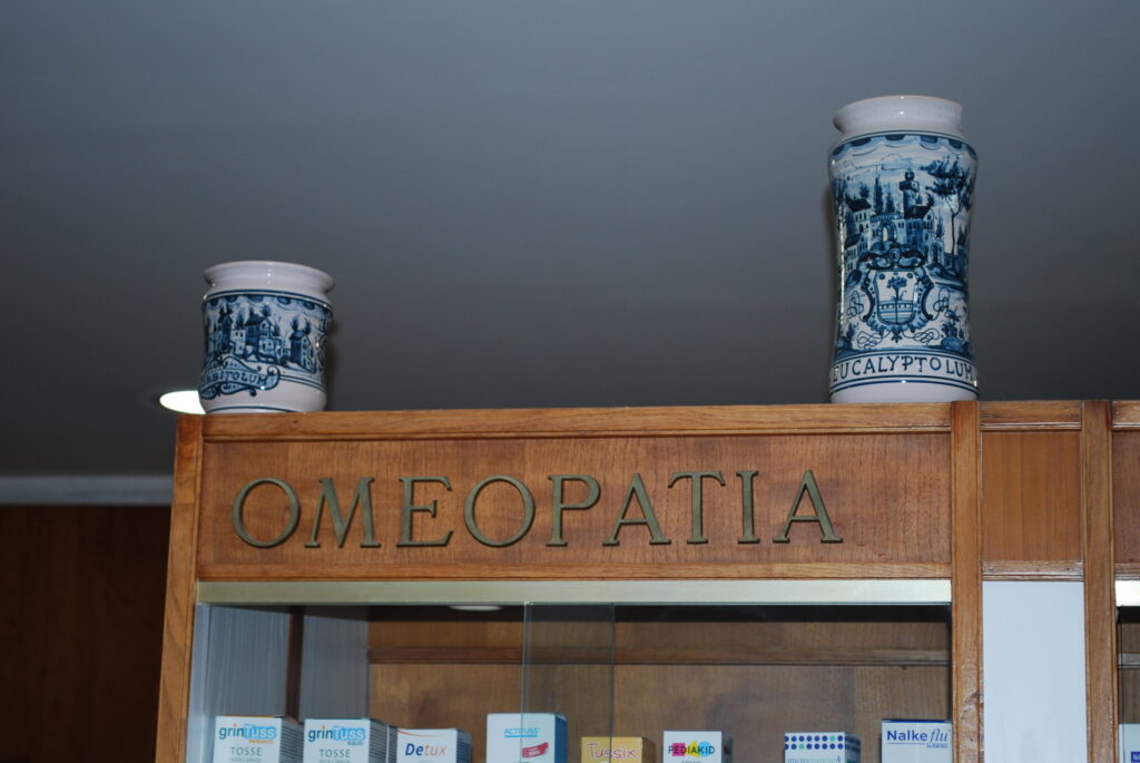 Il reparto di omeopatia della Farmacia Marenna, con antichi vasi da farmacia